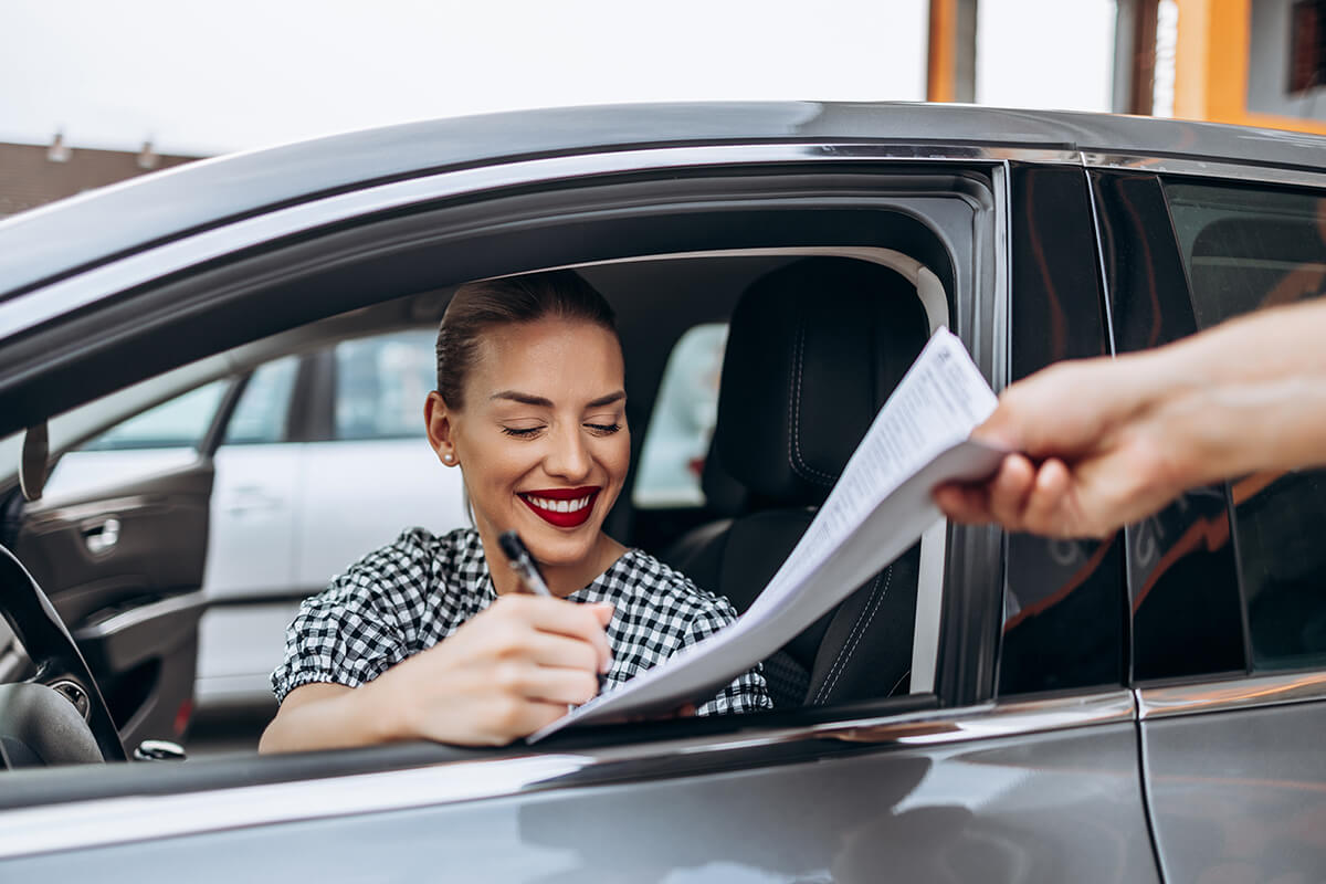 sieviete paraksta auto kredīta līgumu